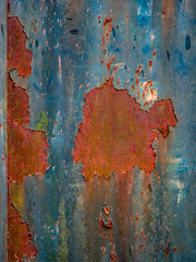 Alter Lack blättert von einem verrostetem Metall Tor ab