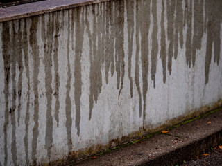 Feuchte und verschmutzte Betonwand