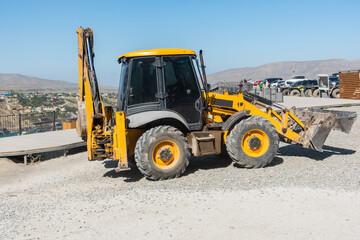 Obraz premium wheeled tractor bulldozer in a mountainous tourist area