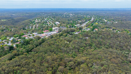 Obraz premium Drone aerial photograph of the town of Faulconbridge located along the Great Western Highway and surrounded by lush green forest in the Blue Mountains in New South Wales, Australia.