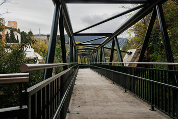 Obraz premium Pasarela metalica en la Zona de ocio y deporte riverfit junto al río Serpis, Alcoy, España