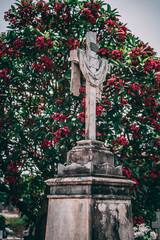 Escutura de cruz em um cemitério