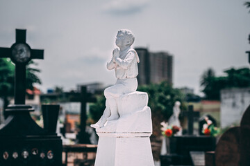 Escutura de anjo em um cemitério