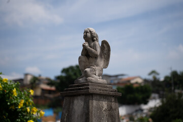 Escutura de anjo em um cemitério