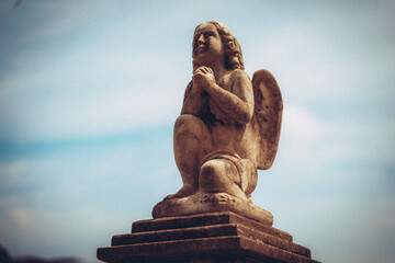 Escutura de anjo em um cemitério