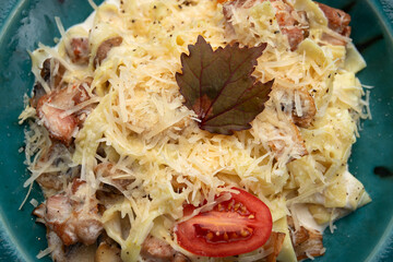 Noodles with chicken, mushrooms and cheese