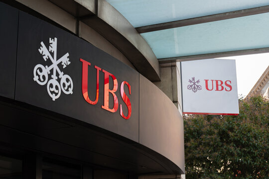 Gen&egrave;ve, Suisse - 17 novembre 2024: Enseigne et logo &agrave; l'entr&eacute;e d'une agence de la banque UBS. UBS Group AG est un groupe bancaire international suisse