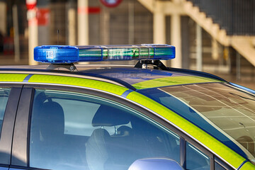 Sygnalizator na dachu samochodu policji © FotoDax