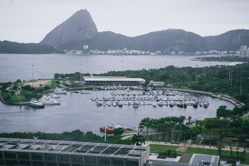 Marina da glória com pão de açucar ao fundo