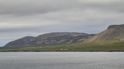 ville de Grundarfjordur située au fond de son fjord en islande