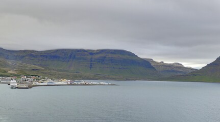 ville de Grundarfjordur située au fond de son fjord en islande
