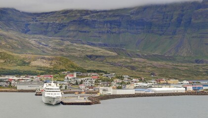 ville de Grundarfjordur située au fond de son fjord en islande