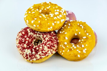 Ciambelle colorate su sfondo bianco 