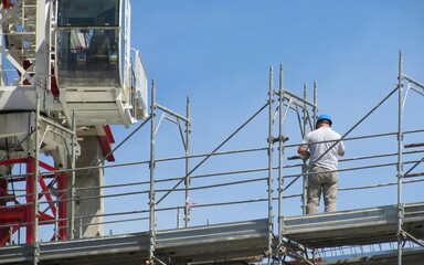 Lavori in corso nel cantiere edile per costruire