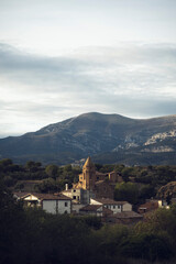 Fototapeta premium Labata pueblo de Huesca en España con la sierra de Guara de fondo