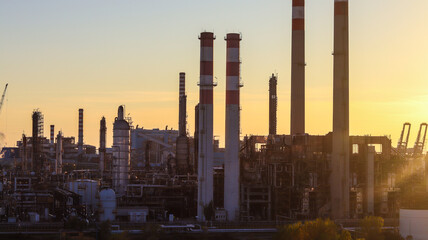 Vista panorâmica de uma planta industrial mostrando equipamentos industriais essenciais, incluindo caldeiras e reatores. O ambiente destaca a complexidade e a escala das operações industrias