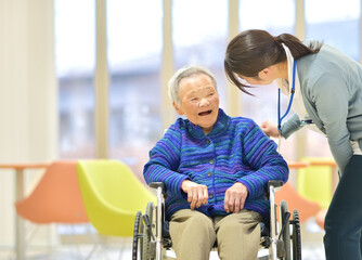 施設で楽しく過ごすシニア女性
