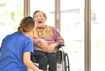 施設で楽しく過ごすシニア女性