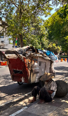 Obraz premium A junk collector with his cart