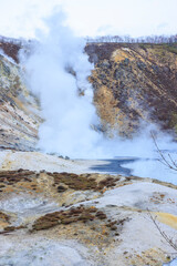 北海道・登別温泉の地獄谷と大湯沼の自然景観
