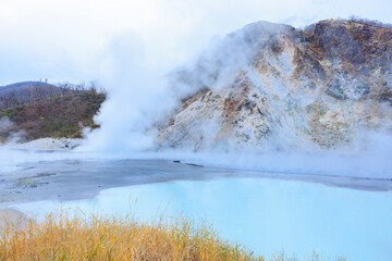 北海道・登別温泉の地獄谷と大湯沼の自然景観