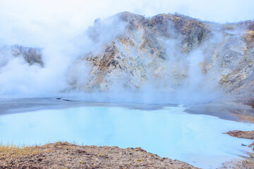 北海道・登別温泉の地獄谷と大湯沼の自然景観