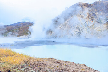 北海道・登別温泉の地獄谷と大湯沼の自然景観