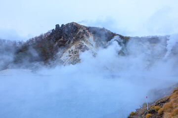 北海道・登別温泉の地獄谷と大湯沼の自然景観