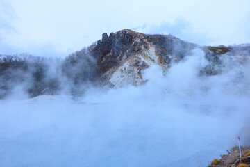 北海道・登別温泉の地獄谷と大湯沼の自然景観