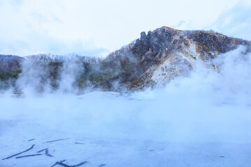 北海道・登別温泉の地獄谷と大湯沼の自然景観