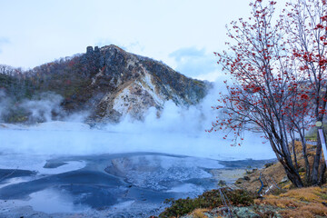 北海道・登別温泉の地獄谷と大湯沼の自然景観