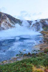 北海道・登別温泉の地獄谷と大湯沼の自然景観