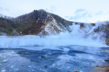 北海道・登別温泉の地獄谷と大湯沼の自然景観