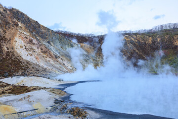 北海道・登別温泉の地獄谷と大湯沼の自然景観
