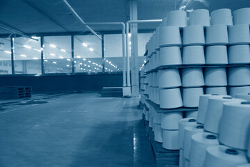 In industrial sewing machine spun yarn, many thread together