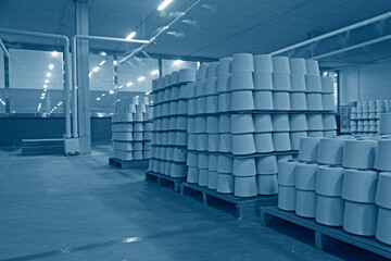 In industrial sewing machine spun yarn, many thread together