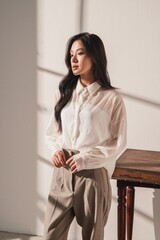 暖色のトーンで撮影をした若い女性の雰囲気のあるポートレート