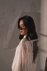 Obraz premium 暖色のトーンで撮影をした若い女性の雰囲気のあるポートレート