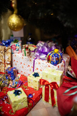 Naklejka premium Lots of Christmas presents lie under the tree. Holiday mood