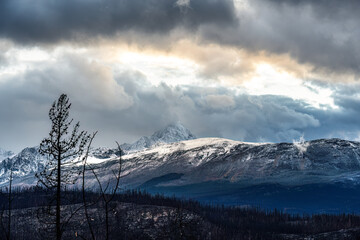 Obraz premium sunlight shed through cloudy sky to the peak of mountains