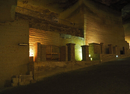 宇都宮の大谷石地下採掘場跡のライトアップされた神秘的な空間