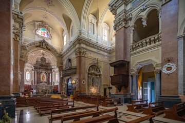 Vista panor&aacute;mica del paseo mar&iacute;timo de Bari al fondo Bas&iacute;lica de San Nicola. Apulia.