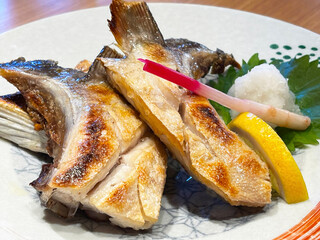 新鮮なブリのカマ焼き