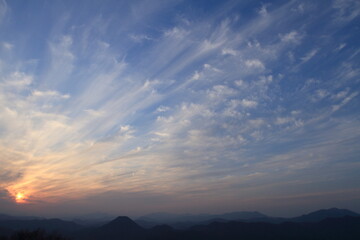 山に沈む夕日