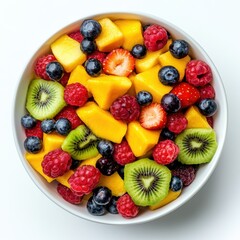 Obraz premium A white bowl filled with a colorful mix of fresh mango, kiwi, raspberries, blueberries, and strawberries.