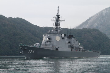 雪模様の中航行する海上自衛隊のイージス艦