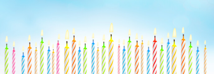Bunte Geburtstagskerzen vor weissem Hintergrund