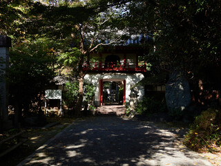 お寺の入り口の門の風景