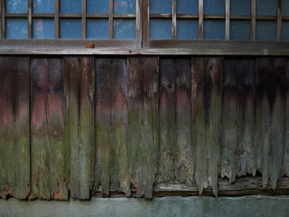 ボロボロの小さいお寺の建物の様子