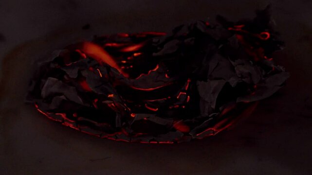 vid&eacute;o apparition de petits mots d'amours, sous les flammes